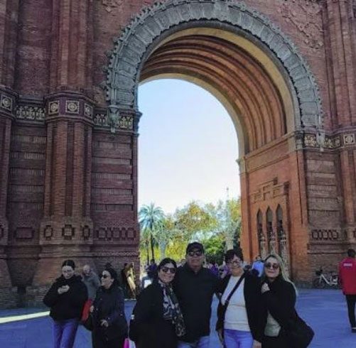 Grupo con Claudé frente al Arco de Triunfo de Barcelona