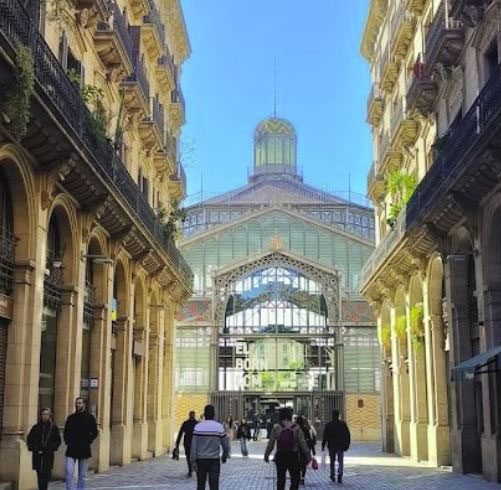 Calle del barrio del Born con el antiguo Mercat del Born al fondo