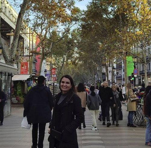 Claudé en la Rambla de Barcelona, bajo los árboles del paseo