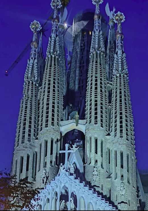 La Sagrada Família iluminada de noche