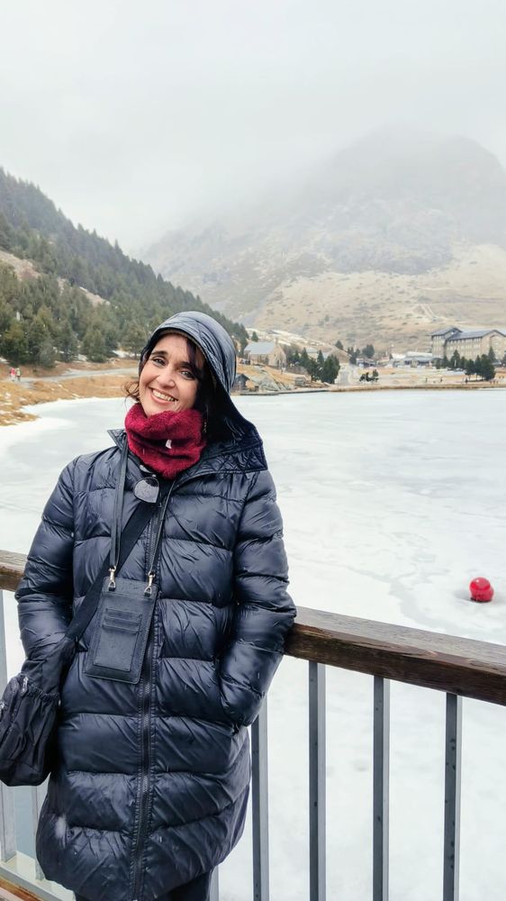 Claudé frente al lago helado de la Vall de Núria, con el santuario al fondo
